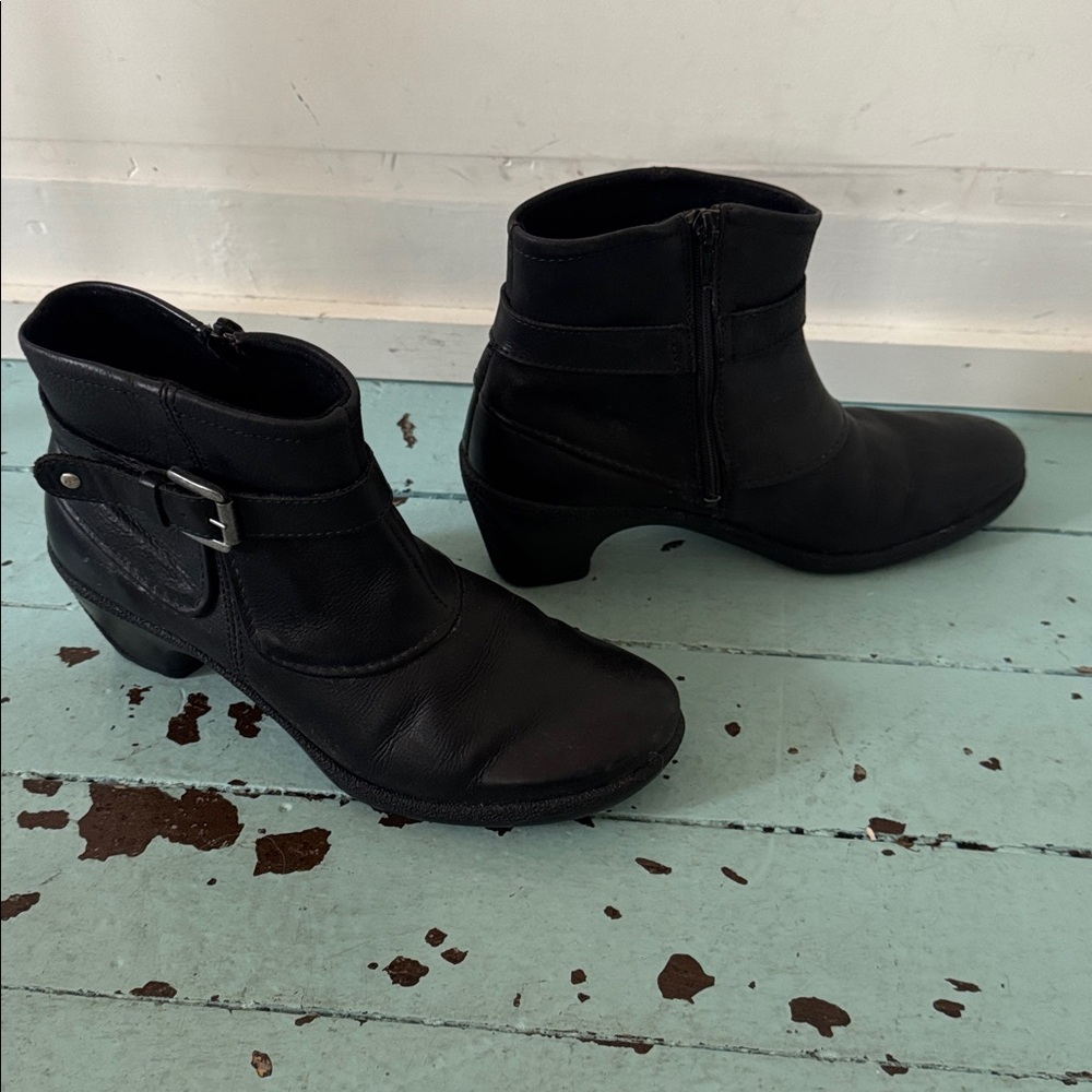 Romika Size EU 38 US 7-7.5 Leather Bootie with buckle detail
